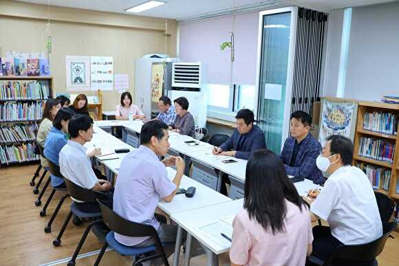 김현정 국회의원이 죽백초등학교에서 학교 관계자와 학부모들이 함께 간담회를 하고 있다. [사진=김현정 의원실]