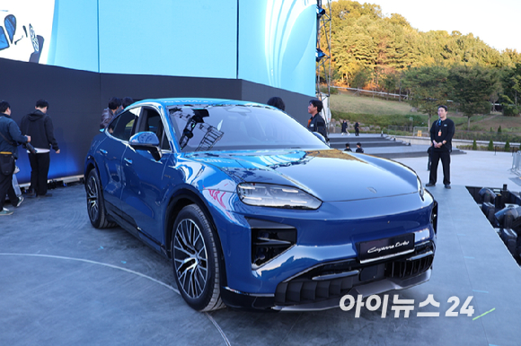 2일 서울 마포구 문화비축기지에서 열린 '포르쉐 바이브 서울'에서 포르쉐 클럽 코리아 20주년을 기념해 포르쉐 차량이 전시됐다. [사진=심영현 인턴기자]
