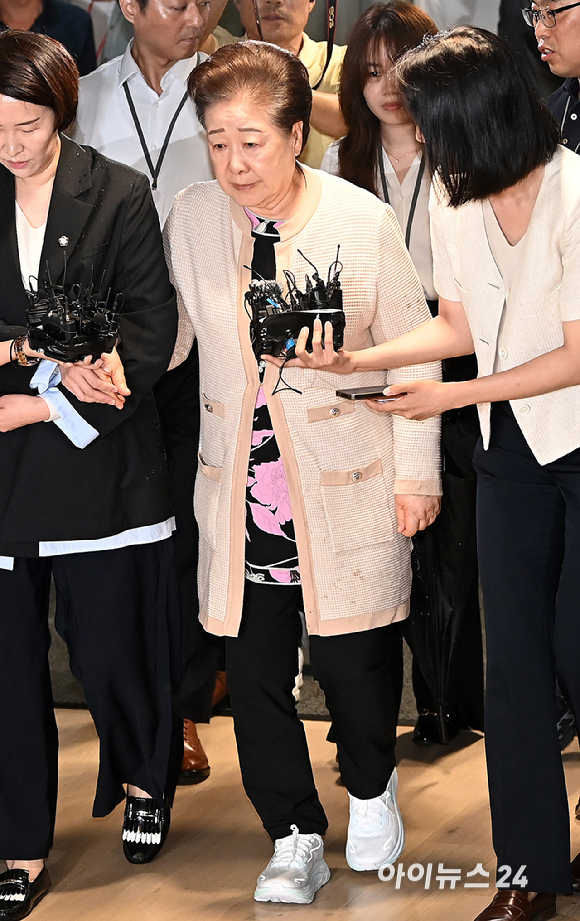 '통일교 현안 청탁' 한학자 총재가 17일 오전 서울 종로구에 마련된 김건희 특검팀(특별검사 민중기) 사무실로 조사를 받기 위해 출석하고 있다. [사진=곽영래 기자]