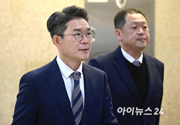 정원오 성동구청장이 18일 서울 여의도 국회에서 정청래 더불어민주당 대표와 비공개 면담을 위해 당대표실로 이동하고 있다. [사진=곽영래 기자]