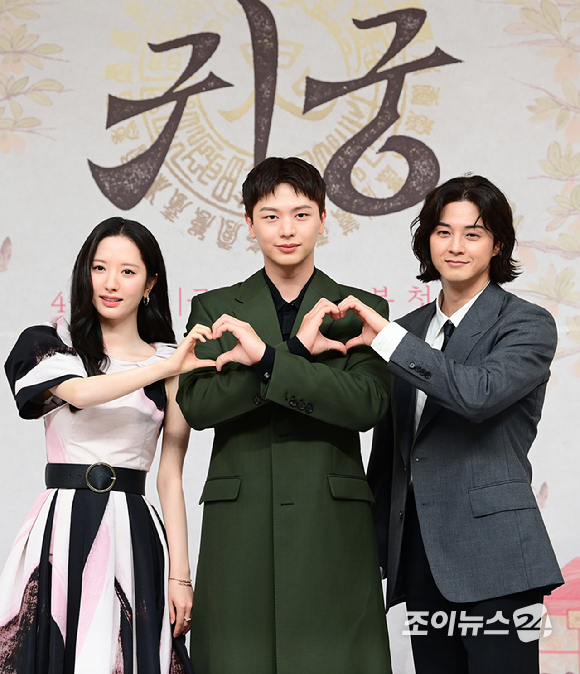 배우 김지연-육성재-김지훈이 17일 오후 서울 양천구 목동 SBS 사옥에서 진행된 SBS 새 금토드라마 '귀궁' 제작발표회에 참석하고 있다. [사진=정소희 기자]