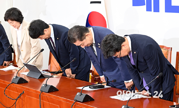 김병기 더불어민주당 원내대표가 17일 오전 서울 여의도 국회에서 열린 원내대책회의에 참석하고 있다. [사진=곽영래 기자]