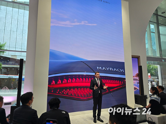 마티아스 바이틀 메르세데스-벤츠 코리아 대표이사가 서울 강남구 압구정 '마이바흐 브랜드센터 서울'에서 발표하고 있다. [사진=김종성 기자]