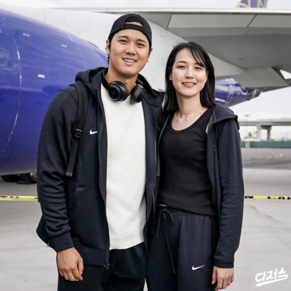 오타니 쇼헤이와 그의 아내인 농구 선수 출신 다나카 마미코가 함께 사진촬영을 하고 있다. [사진=LA다저스 공식 SNS]