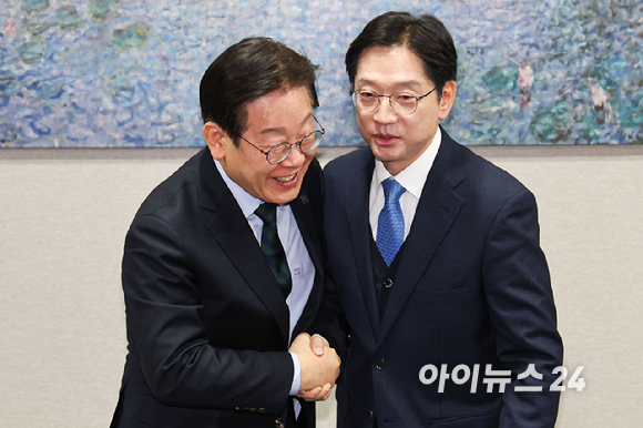 김경수 전 경남도지사가 13일 서울 여의도 국회에서 이재명 더불어민주당 대표와 회동하고 있다. [사진=정소희 기자]