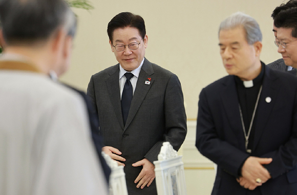 이재명 대통령이 12일 청와대에서 열린 종교지도자 초청 오찬 간담회에 입장하고 있다. 2026.1.12 [사진=연합뉴스]