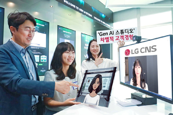 우정사업본부 직원들이 LG CNS 'Gen AI 스튜디오' 투어에 참여해 카메라로 사진을 찍으면 이미지 생성형AI가 캐리커처를 생성하는 서비스를 체험하는 모습. [사진=LG CNS]