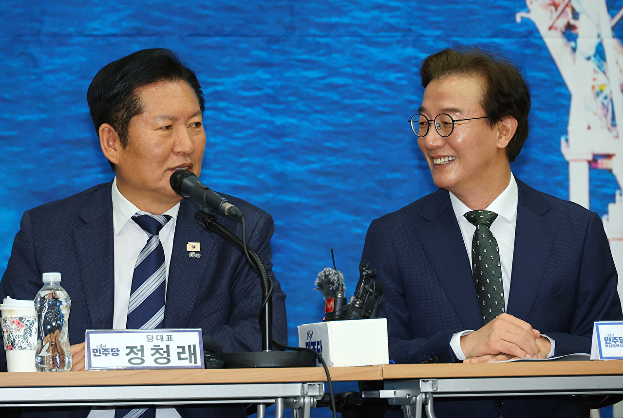 더불어민주당 정청래 대표가 15일 오전 부산 동구 부산항국제전시컨벤션센터에서 열린 부산 현장 최고위원회에서 전재수 더불어민주당 부산시장 후보에 대해 소개하고 있다. 2026.4.15 [사진=연합뉴스]