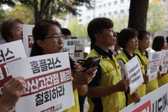 홈플러스가 인가 전 M&A에 나선 가운데, 마땅한 원매자가 나타나지 않으며 경영 불확실성에 빨간불이 커지는 모습이다. 사진은 서울 시내 한 홈플러스 매장 앞. [사진=연합뉴스]