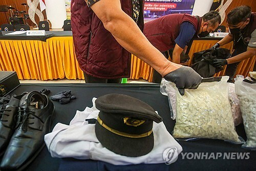 말레이시아 조종사 마약 밀수 사건 증거물 공개하는 인도네시아 세관 당국 [AFP=연합뉴스]