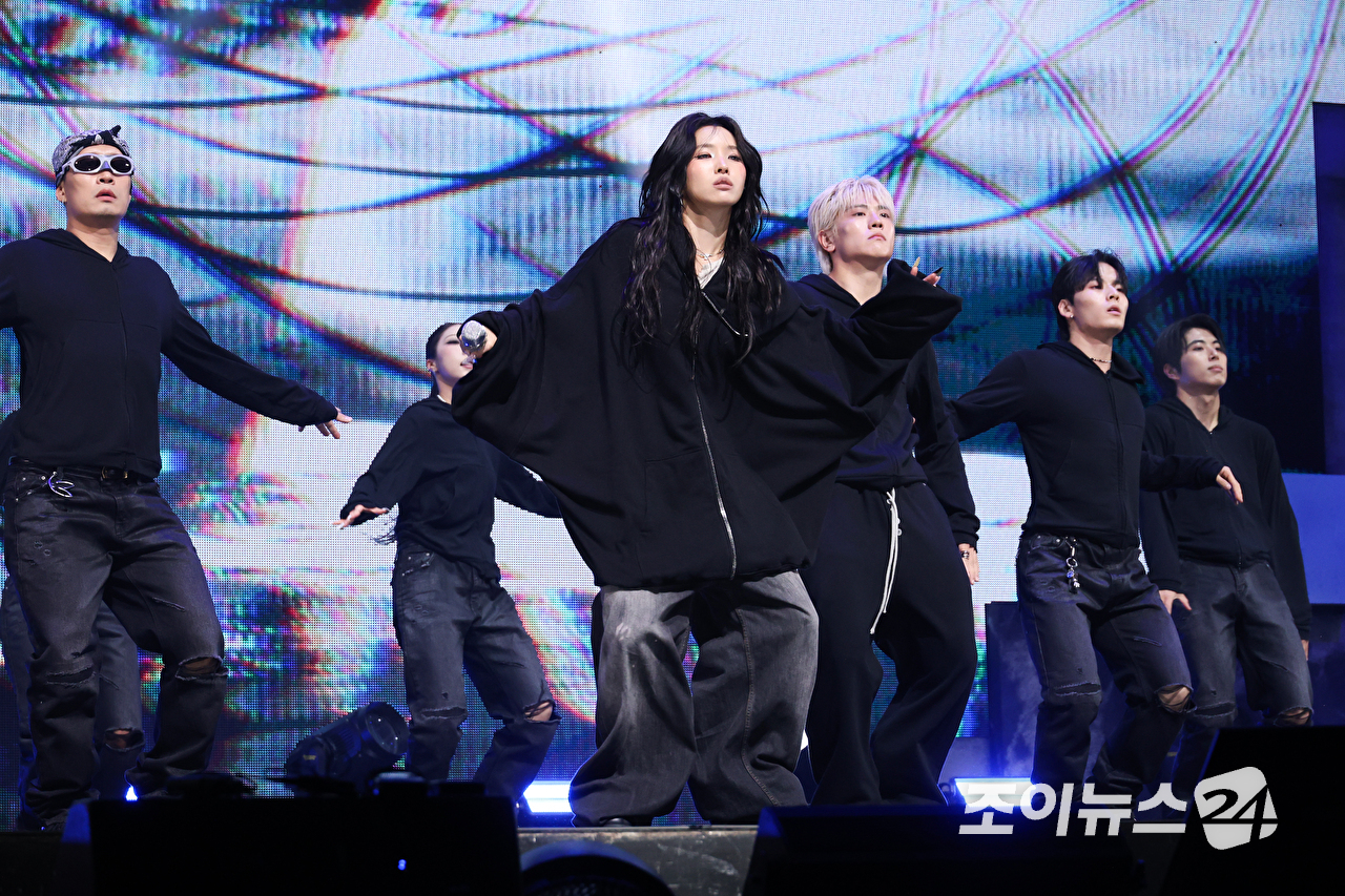 그룹 아이들 소연이 6일 오후 서울 광진구 광장동 예스24라이브홀에서 진행된 아이들(i-dle) 아홉 번째 미니 앨범 '위 메이드'(We made) 발매 기념 쇼케이스에 참석해 열띤 무대를 펼치고 있다. [사진=문수지 기자]