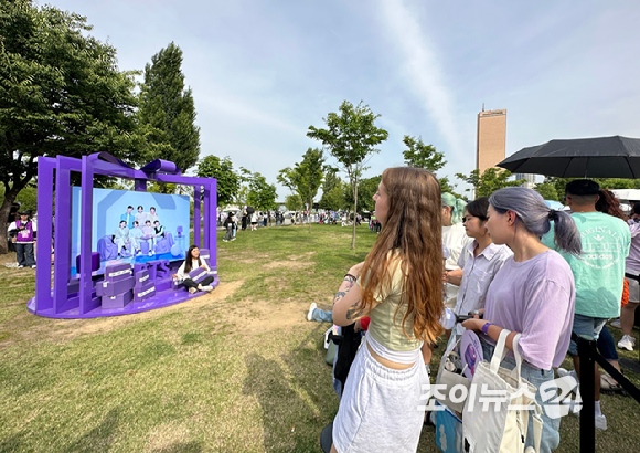 17일 서울 영등포구 여의도 한강공원에서 열린 방탄소년단 데뷔 10주년 FESTA @여의도(BTS 10th Anniversary FESTA @Yeouido)에 참석한 글로벌 팬이 기념촬영을 하고 있다. [사진=정소희 기자]