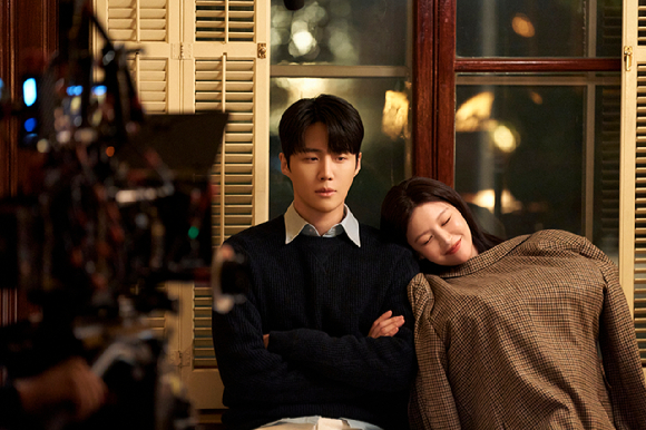 배우 김선호와 고윤정이 넷플릭스 시리즈 '이 사랑 통역 되나요?' 촬영에 임하고 있다. [사진=넷플릭스]