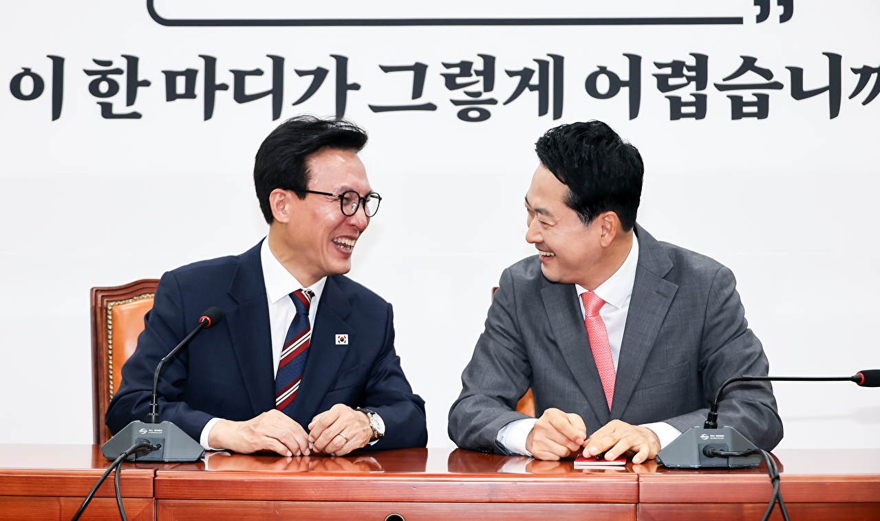 더불어민주당 김민석 대표(왼쪽)와 국민의힘 장동혁 대표가 24일 국회에서 만나 얘기를 나누며 밝게 웃고 있다. 이날 만남은 김민석 대표가 취임 인사차 방문해 성사됐다. 2026.8.24 [사진=연합뉴스]