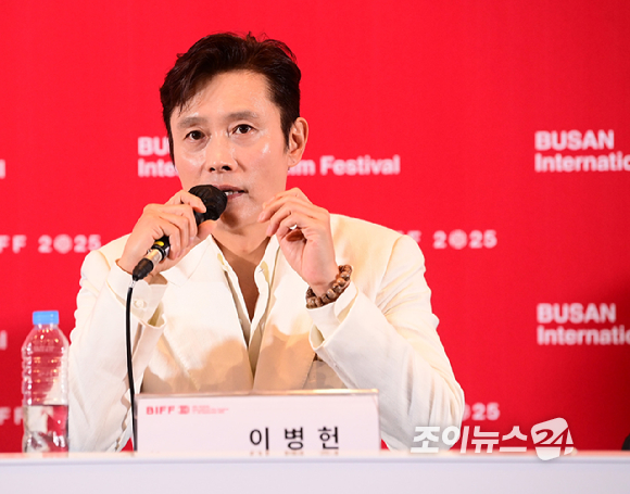 (왼쪽부터)박찬욱 감독-배우 이병헌-손예진-박희순-염혜란-이성민이 17일 오후 부산광역시 해운대구 영화의 전당에서 열린 제30회 부산국제영화제 개막작 영화 '어쩔수가 없다' (감독 박찬욱) 기자회견에 참석하고 있다. [사진=정소희 기자]