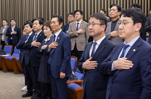 더불어민주당 정청래 대표와 한병도 원내대표를 비롯한 의원들이 5일 국회에서 열린 정책 의원총회에서 국기에 경례하고 있다.이날 민주당 의총에서는 공소청법&middot;중수청법에 대한 당내 의견 수렴을 종합할 계획이다. 2026.2.5 [사진=연합뉴스]