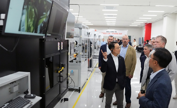 이포스랩&nbsp;출범식 행사에 참석한 임직원들이 투어를 하며 배터리 팩 연구설비를 둘러보고 있다. [사진=두산밥캣]