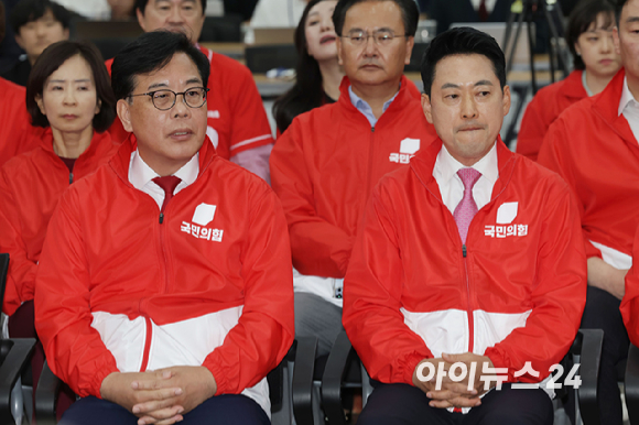 장동혁 국민의힘 상임선거대책위원장과 송언석 공동선대위원장 등 공동선대위원장들이 3일 여의도 당사에 마련된 국민의힘 개표 상황실에서 제9회 전국동시지방선거 및 6.3 국회의원 재보궐선거 방송사 출구조사 결과를 보고 있다. 2026.06.03 [사진=국회사진취재단]