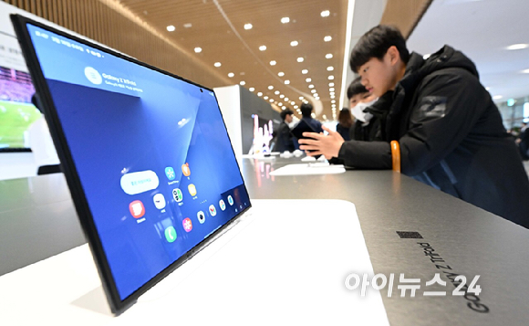 18일 경기 수원시 영통구 수원컨벤션센터에서 열린 '제57기 삼성전자 정기주주총회'에서 주주들이 갤럭시S26 시리즈를 보고 있다. [사진=곽영래 기자]