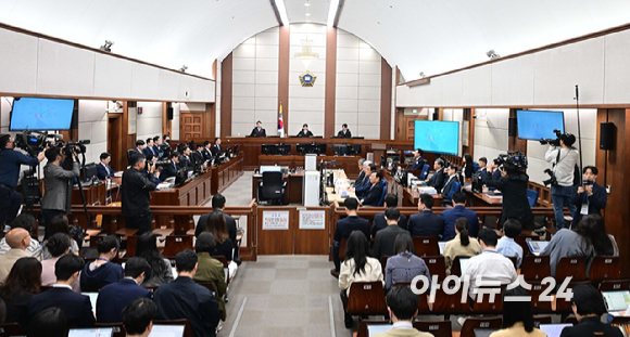 윤석열 전 대통령이 21일 서울 서초동 서울중앙지법에서 열린 내란 우두머리 혐의 형사재판 2번째 공판에 출석하고 있다. [사진=사진공동취재단]