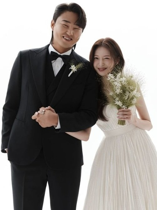 블랙핑크 로제, 팝스타 브루노 마스가 1일(현지시간) 미국 로스앤젤레스에서 열린 '제68회 그래미 어워드'에서 퍼포먼스를 펼치고 있다. [사진=AP/연합뉴스]