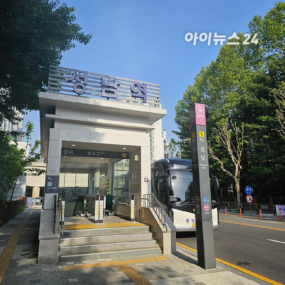 지난 8일 오전 8시50분 무렵에 도착한 GTX-A 동탄역과 동탄역 롯데캐슬아파트 전경 2025.05.08 [사진=이효정 기자 ]