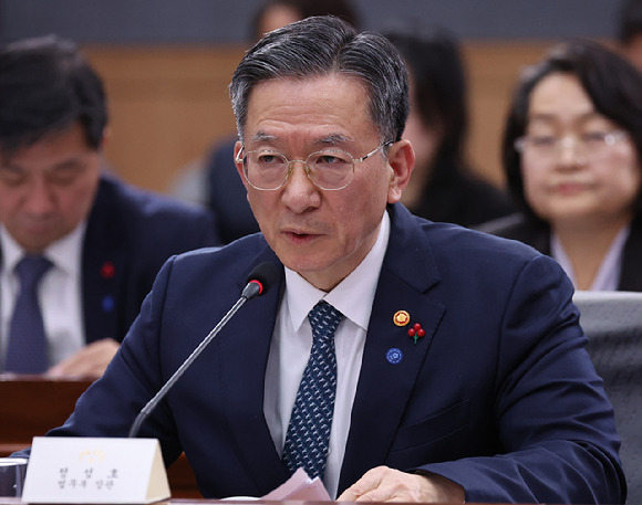 정성호 법무부 장관이 19일 정부서울청사 별관에서 이재명 대통령에게 업무보고를 하고 있다. 2025.12.19 [사진=연합뉴스]