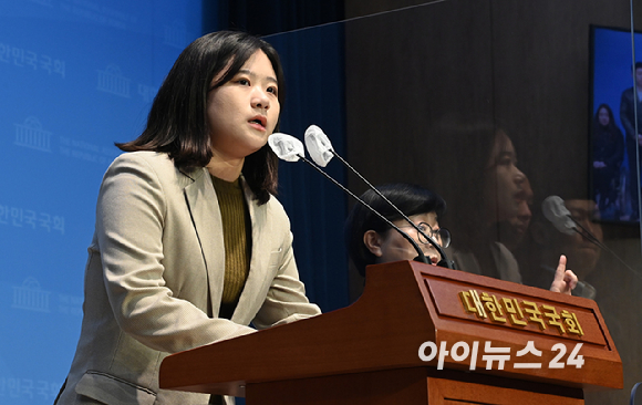 2023년 3월 박지현 전 더불어민주당 비상대책위원장이 서울 여의도 국회 소통관에서 열린 민주당의 변화와 혁신 촉구 기자회견을 하고 있다. [사진=김성진 기자]