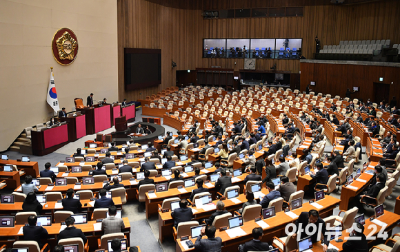 1일 국회 본회의에서 주철현 더불어민주당 의원이 이정섭·손준성 검사 탄핵소추안 취지를 설명하고 있다. [사진=곽영래 기자]