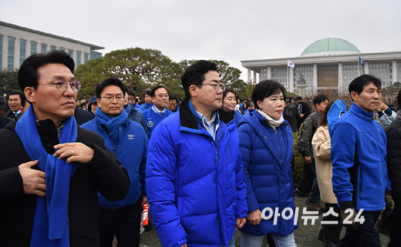 윤석열 대통령 파면 촉구 도보행진에 참가한 더불어민주당 의원들이 12일 서울 여의도 국회에서 광화문을 향해 출발하고 있다. [사진=곽영래 기자]