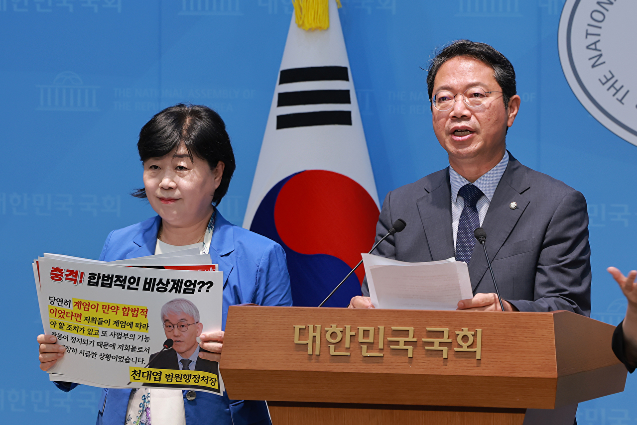 국회 법제사법위원회 위원장인 더불어민주당 서영교 의원과 여당 간사인 김승원 의원이 7일 국회 소통관에서 조희대 대법원장이 지난 3월 퇴임한 노태악 전 대법관의 후임 제청을 하지 않은 것과 12&middot;3 비상계엄 관련 내란 혐의로 기소된 한덕수 전 국무총리와 이상민 전 행정안전부 장관 사건을 전원합의체에서 심리하기로 결정한 것을 비판하고 있다. 2026.8.7 [사진=연합뉴스]