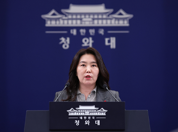 강유정 청와대 대변인이 29일 청와대 춘추관에서 이재명 대통령 청와대 출근 관련 브리핑을 하고 있다. [사진=연합뉴스]