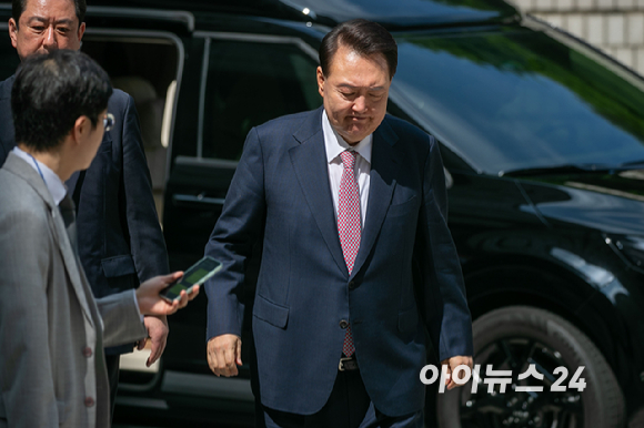 윤석열 전 대통령이 9일 오전 서울 서초구 서울중앙지방법원에서 열릴 내란 우두머리 혐의 사건 6차 공판에 출석하고 있다. [사진=사진공동취재단]