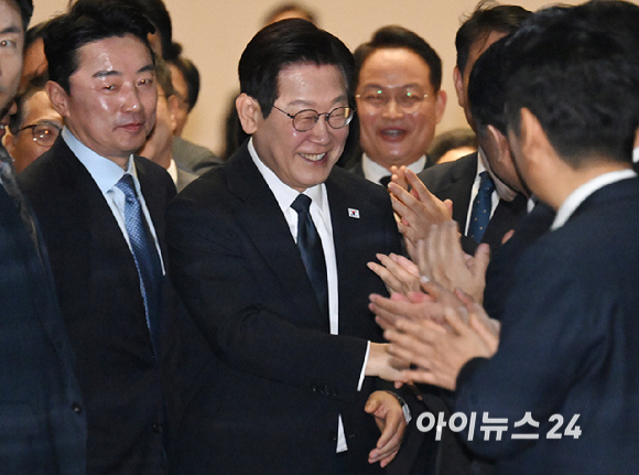 이재명 대통령이 4일 서울 여의도 국회 본회의에서 2026년도 예산안 및 기금운용계획안에 대한 정부의 시정연설을 마치고 나서며 의원들과 인사를 하고 있다. [사진=국회사진기자단]