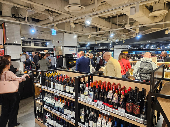 킴스클럽 강남점을 견학하고 있는 이탈리아 와인 양조업체 대표단. [사진=이랜드리테이]