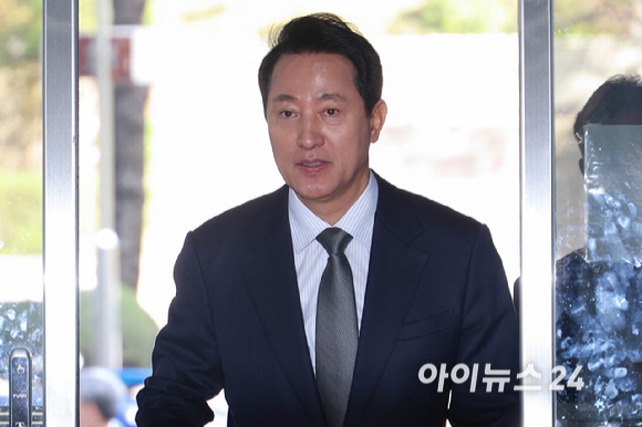 여론조사비 대납 의혹을 받는 오세훈 서울시장이 15일 오전 서울 서초구 서울중앙지방법원에서 열린 정치자금법 위반 관련 공판에 출석하고 있다. [사진=사진공동취재단]