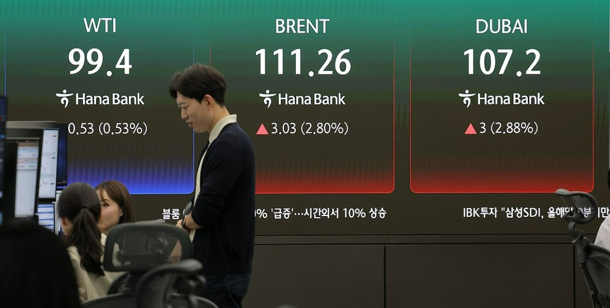 29일 오전 서울 중구 하나은행 본점 딜링룸에 유가가 표시되고 있다. [사진=연합뉴스]