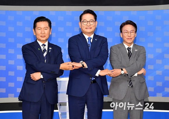 정청래(왼쪽부터)&middot;송영길&middot;김민석 더불어민주당 당대표 후보가 12일 서울 목동 SBS에서 열린 당대표 후보자 토론회에 앞서 기념촬영을 하고 있다. [사진=곽영래 기자]
