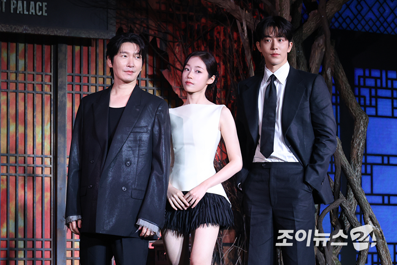 배우 조승우, 노윤서, 남주혁이 8일 오전 서울 영등포구 페어몬트 앰배서더 서울에서 진행된 넷플릭스 시리즈 '동궁' 제작발표회에 참석해 포즈를 취하고 있다. [사진=문수지 기자]