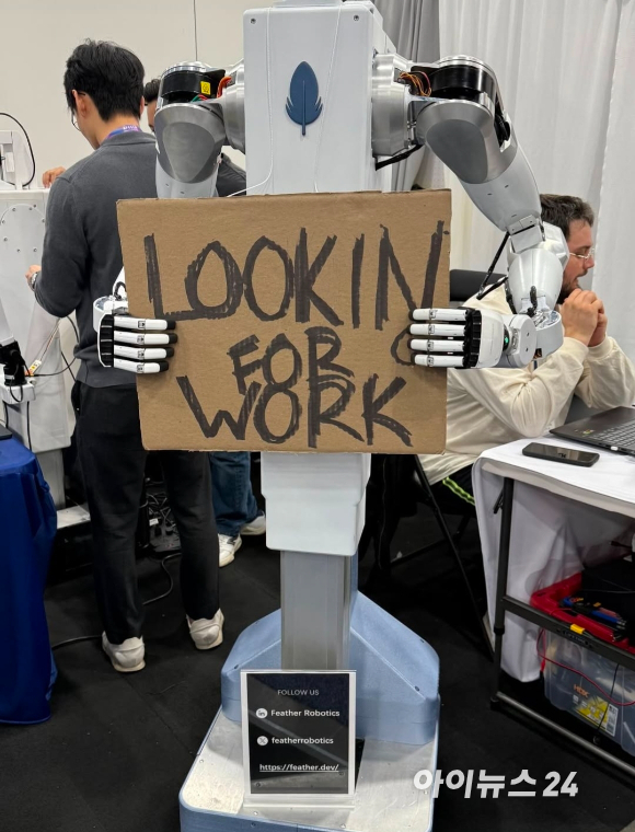 미국 라스베이거스에서 열린 CES 2026 공식 개막 하루 전인 5일(현지시간) '현대차그룹 미디어데이' 행사에서 아틀라스가 차세대 '뉴 아틀라스'를 소개하는 장면. [사진=박지은 기자]