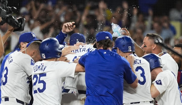 LA 다저스 오타니 쇼헤이가 24일(한국시간) 열린 탬파베이와 2024 MLB 홈 경기에서 9회말 끝내기 만루포로 40홈런-40도루를 달성했다. 홈으로 들어온 오타니를 격하게 환영하고 있는 다저스 동료들. [사진=뉴시스]