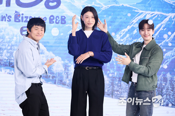 만화가 기안84, 전 배구선수 김연경, 배우 이준호가 22일 오전 서울 마포구 호텔 나루 서울 엠갤러리에서 진행된 넷플릭스 예능 '대환장 기안장 시즌2' 제작발표회에 참석해 포즈를 취하고 있다. [사진=문수지 기자]