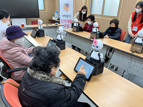 지난 16일 대구광역시 동구안심치매센터에서 인지재활프로그램이 열리고 있다. [사진=동구청]