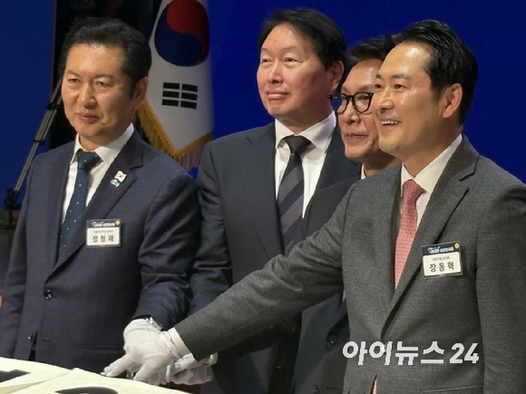 정청래 더불어민주당 대표(왼쪽부터), 최태원 대한상공회의소 회장, 김민석 국무총리, 장동혁 국민의힘 대표가 2일 서울 중구 대한상공회의소에서 열린 2026 경제계 신년인사회에서 떡케이크를 자르고 있다. [사진=권서아 기자]