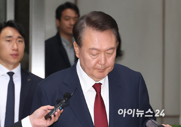 대통령(윤석열) 탄핵 소추안 표결에 앞서 국민의힘 107명의 의원들이 퇴장한 가운데 안철수 의원이 7일 오후 서울 여의도 국회에서 열린 제418회국회(정기회) 제17차 본회의에서 본회의장에 앉아 있다. [사진=곽영래 기자]