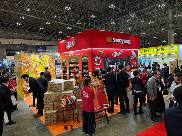 '슈퍼마켓 트레이드 쇼(SMTS) 2026'에 마련된 농심 부스에 관람객들이 모여 있다. [사진=농심]