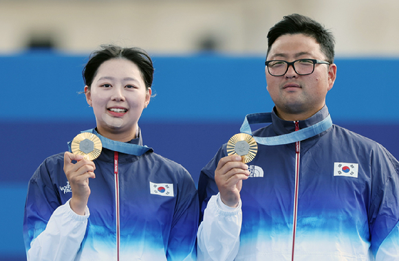 [파리=뉴시스] 김우진과 임시현이 2일(현지시각) 프랑스 파리 레쟁발리드에서 열린 2024 파리 올림픽 양궁 혼성 단체 시상식에서 금메달을 목에 걸고 포즈를 취하고 있다. 2024.08.03. [사진=뉴시스]