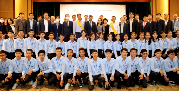HRD센터는 지난 21일 캄보디아 프놈펜 호텔에서 제 10기 학생들의 수료식을 진행했다. [사진=웹케시]