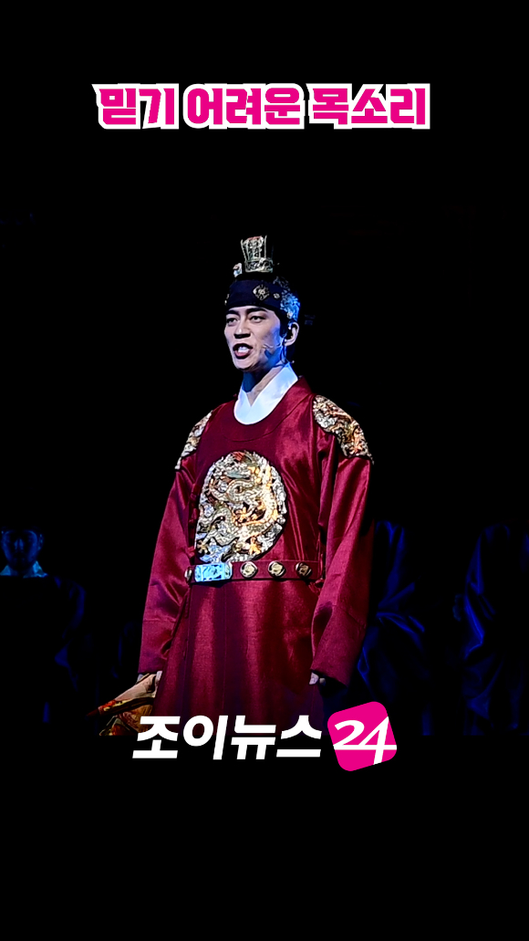 배우 신성록이 지난 9일 서울 중구 충무아트센터 대극장에서 열린 뮤지컬 '한복 입은 남자' 프레스콜에서 주요 장면 시연을 하고 있다. [사진=정소희 기자]