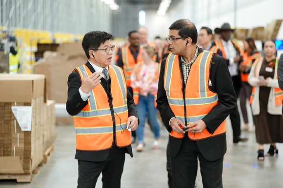 롯데글로벌로지스는 지난 17일(현지시간) 미국 텍사스 주 댈러스-포트워스(DFW, Dallas-Fort Worth) 도시권덴턴(Denton) 시에서 &lsquo;덴턴 풀필먼트센터&rsquo; 오프닝 행사를 가졌다고 18일 밝힌 가운데, 행사 종료 후 강병구롯데글로벌로지스 대표이사(사진 왼쪽) 등 관계자들이 현장을 둘러보고 있다. [사진=롯데글로벌로지스]